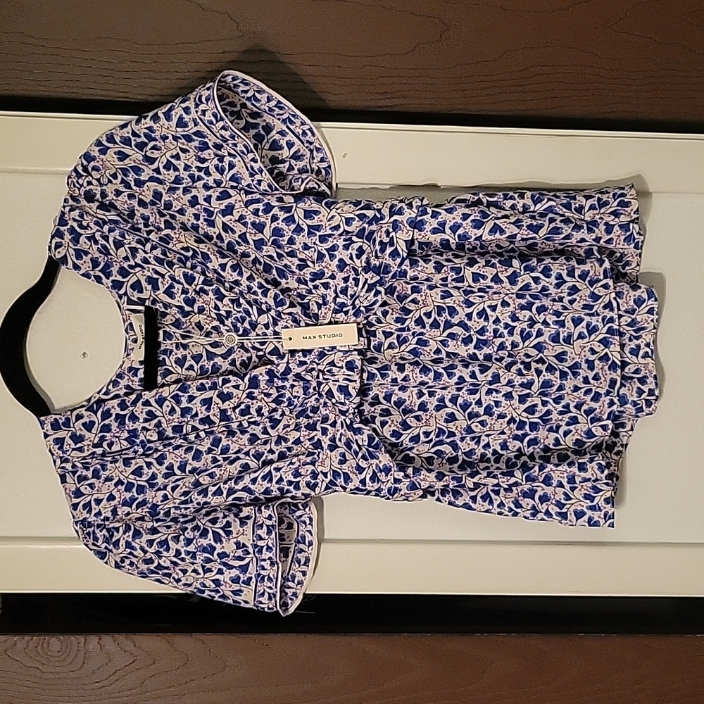Max studio size medium peasant top blue white.